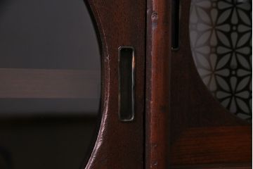 アンティーク家具　当店オリジナルガラス　和製アンティーク　鉄脚　丸窓がおしゃれな栓材製テレビ台(ローボード、リビングボード)(R-036935)