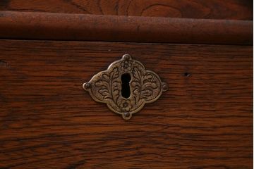 アンティーク家具　当店オリジナルガラス　和製アンティーク　鉄脚　丸窓がおしゃれな栓材製テレビ台(ローボード、リビングボード)(R-036935)