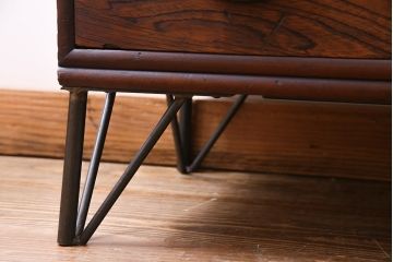 アンティーク家具　当店オリジナルガラス　和製アンティーク　鉄脚　丸窓がおしゃれな栓材製テレビ台(ローボード、リビングボード)(R-036935)