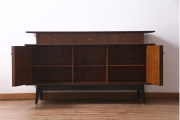 ヴィンテージ家具　北欧ビンテージ　G-PLAN　BBシリーズ　引き手がおしゃれな雰囲気を高めるサイドボード(リビングボード、収納棚)(R-036938)