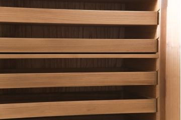 中古　伝統工芸品　高橋政男作　隠し付き　梅と竹の意匠金具がアクセントの加茂総桐箪笥(総桐たんす、和タンス、衣装タンス)(定価約120万円)(R-036968)