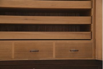 中古　伝統工芸品　高橋政男作　隠し付き　梅と竹の意匠金具がアクセントの加茂総桐箪笥(総桐たんす、和タンス、衣装タンス)(定価約120万円)(R-036968)