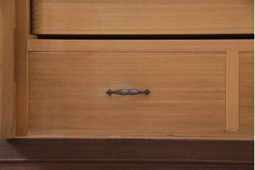 中古　伝統工芸品　高橋政男作　隠し付き　梅と竹の意匠金具がアクセントの加茂総桐箪笥(総桐たんす、和タンス、衣装タンス)(定価約120万円)(R-036968)