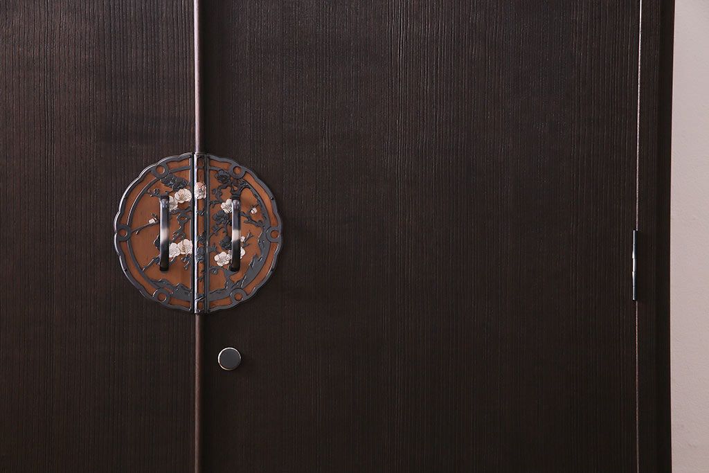 中古　伝統工芸品　高橋政男作　隠し付き　梅と竹の意匠金具がアクセントの加茂総桐箪笥(総桐たんす、和タンス、衣装タンス)(定価約120万円)(R-036968)