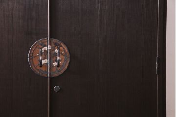 中古　伝統工芸品　高橋政男作　隠し付き　梅と竹の意匠金具がアクセントの加茂総桐箪笥(総桐たんす、和タンス、衣装タンス)(定価約120万円)(R-036968)