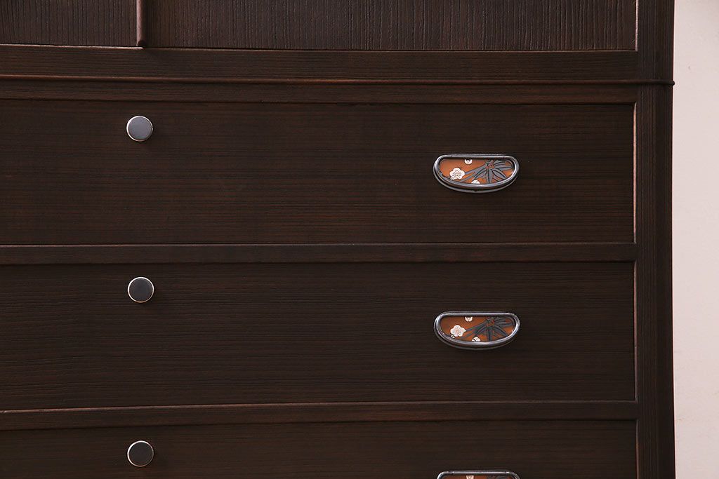 中古　伝統工芸品　高橋政男作　隠し付き　梅と竹の意匠金具がアクセントの加茂総桐箪笥(総桐たんす、和タンス、衣装タンス)(定価約120万円)(R-036968)