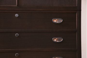 中古　伝統工芸品　高橋政男作　隠し付き　梅と竹の意匠金具がアクセントの加茂総桐箪笥(総桐たんす、和タンス、衣装タンス)(定価約120万円)(R-036968)