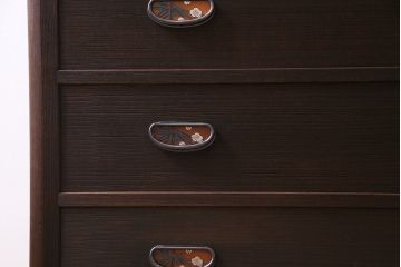 中古　伝統工芸品　高橋政男作　隠し付き　梅と竹の意匠金具がアクセントの加茂総桐箪笥(総桐たんす、和タンス、衣装タンス)(定価約120万円)(R-036968)