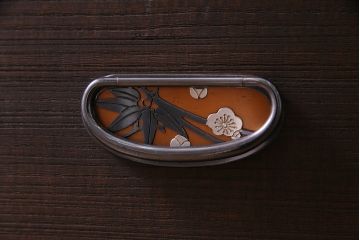 中古　伝統工芸品　高橋政男作　隠し付き　梅と竹の意匠金具がアクセントの加茂総桐箪笥(総桐たんす、和タンス、衣装タンス)(定価約120万円)(R-036968)