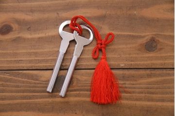 中古　伝統工芸品　高橋政男作　隠し付き　梅と竹の意匠金具がアクセントの加茂総桐箪笥(総桐たんす、和タンス、衣装タンス)(定価約120万円)(R-036968)