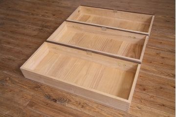 中古　伝統工芸品　高橋政男作　隠し付き　梅と竹の意匠金具がアクセントの加茂総桐箪笥(総桐たんす、和タンス、衣装タンス)(定価約120万円)(R-036968)