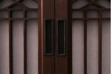 ラフジュ工房オリジナル　アンティーク建具リメイク　脚付き　緻密な組子が魅力の和風キャビネット(書院戸、収納棚、戸棚)(R-036971)