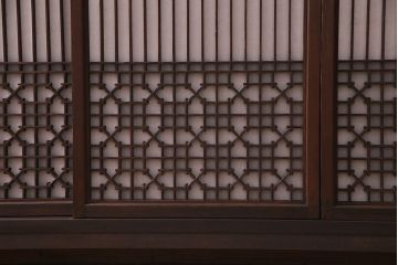 ラフジュ工房オリジナル　アンティーク建具リメイク　脚付き　緻密な組子が魅力の和風キャビネット(書院戸、収納棚、戸棚)(R-036971)