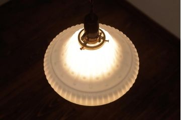 アンティーク照明　和製アンティーク　陽刻ガラスがお洒落なペンダントライト(天井照明、吊り下げ照明、シェード)(R-036975)