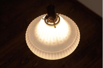 アンティーク照明　和製アンティーク　陽刻ガラスがお洒落なペンダントライト(天井照明、吊り下げ照明、シェード)(R-036976)