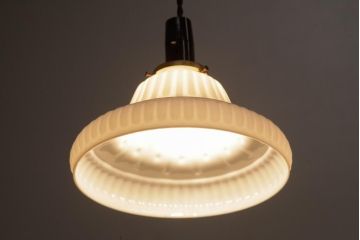 アンティーク照明　和製アンティーク　陽刻ガラスがお洒落なペンダントライト(天井照明、吊り下げ照明、シェード)(R-036976)