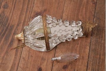 ビンテージ照明　フランスヴィンテージ　真鍮製　エンパイア様式　ガラスドロップが素敵な小振りのウォールランプ(壁掛け照明)(R-036979)