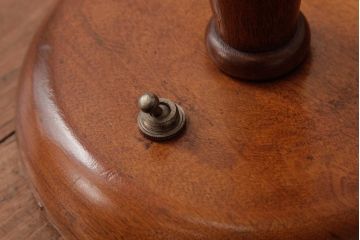 アンティーク照明　木製支柱とつまみがおしゃれなスタンドライト(照明、フロアスタンド)(R-036980)