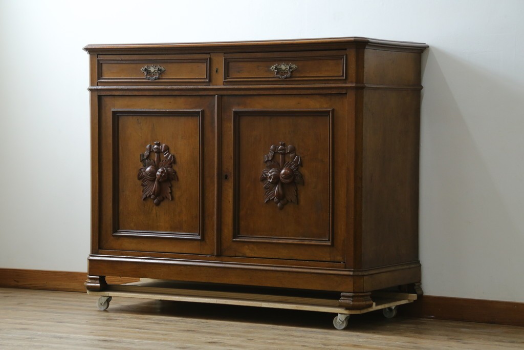 フランスアンティーク　クラシカルなレリーフが目を引くサイドボード　(R-036994)