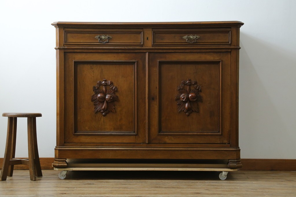フランスアンティーク　クラシカルなレリーフが目を引くサイドボード　(R-036994)