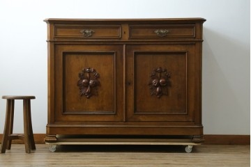 フランスアンティーク　クラシカルなレリーフが目を引くサイドボード　(R-036994)