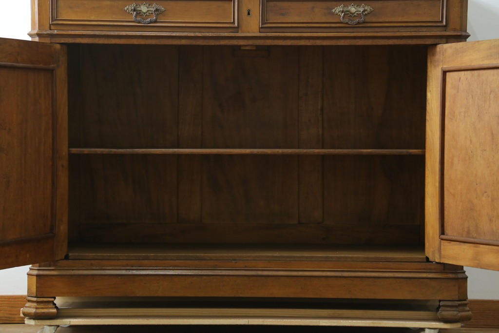 フランスアンティーク　クラシカルなレリーフが目を引くサイドボード　(R-036994)