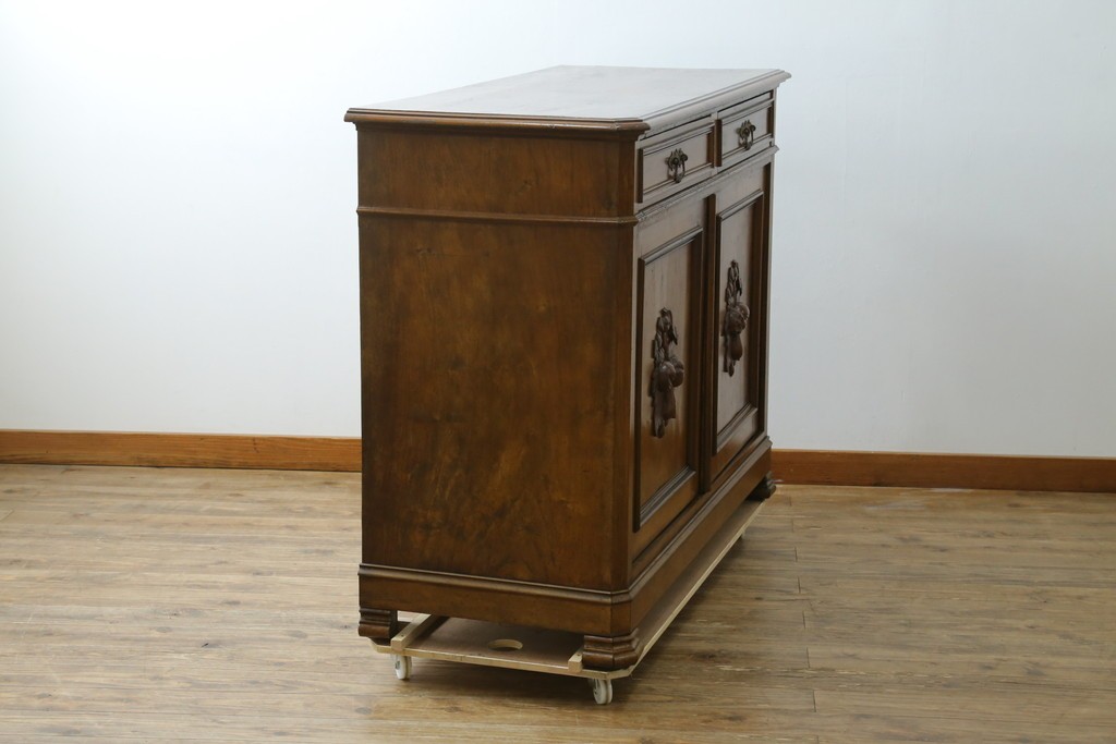 フランスアンティーク　クラシカルなレリーフが目を引くサイドボード　(R-036994)