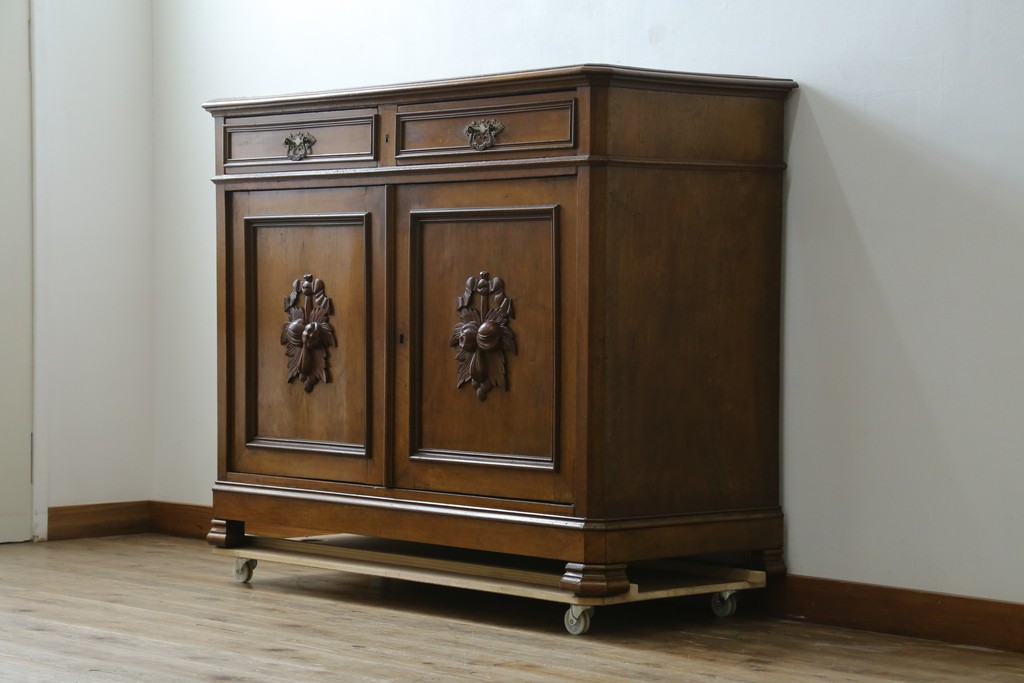 フランスアンティーク　クラシカルなレリーフが目を引くサイドボード　(R-036994)