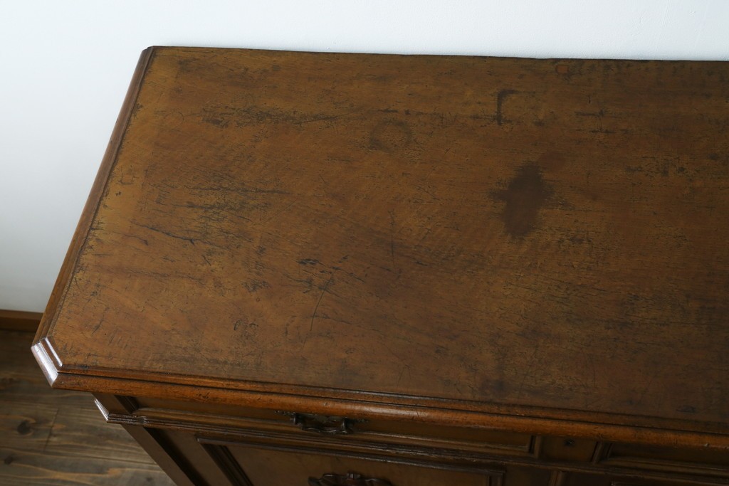 フランスアンティーク　クラシカルなレリーフが目を引くサイドボード　(R-036994)