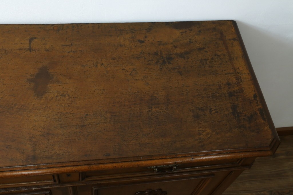 フランスアンティーク　クラシカルなレリーフが目を引くサイドボード　(R-036994)