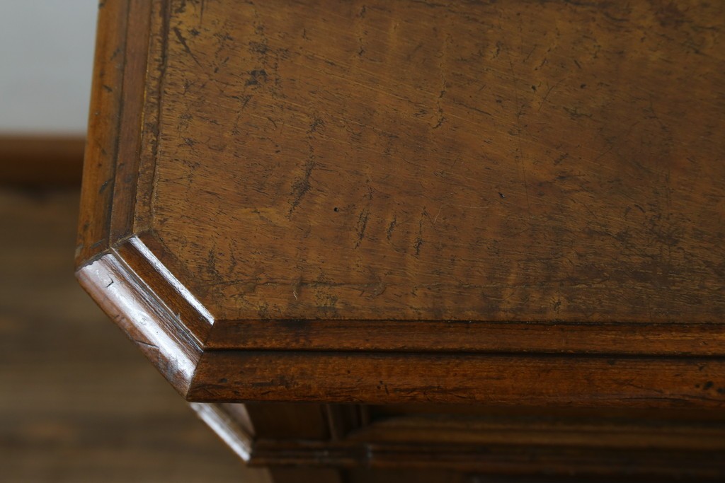 フランスアンティーク　クラシカルなレリーフが目を引くサイドボード　(R-036994)