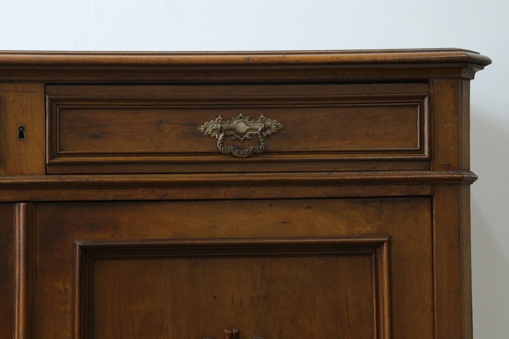 フランスアンティーク　クラシカルなレリーフが目を引くサイドボード　(R-036994)