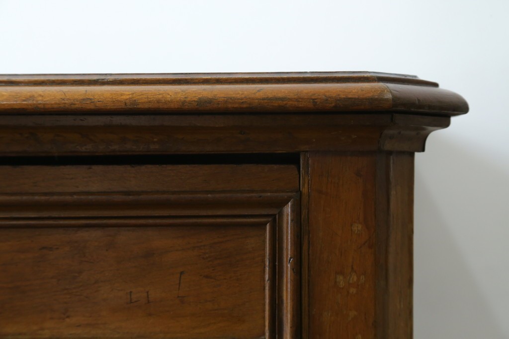 フランスアンティーク　クラシカルなレリーフが目を引くサイドボード　(R-036994)