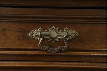 フランスアンティーク　クラシカルなレリーフが目を引くサイドボード　(R-036994)