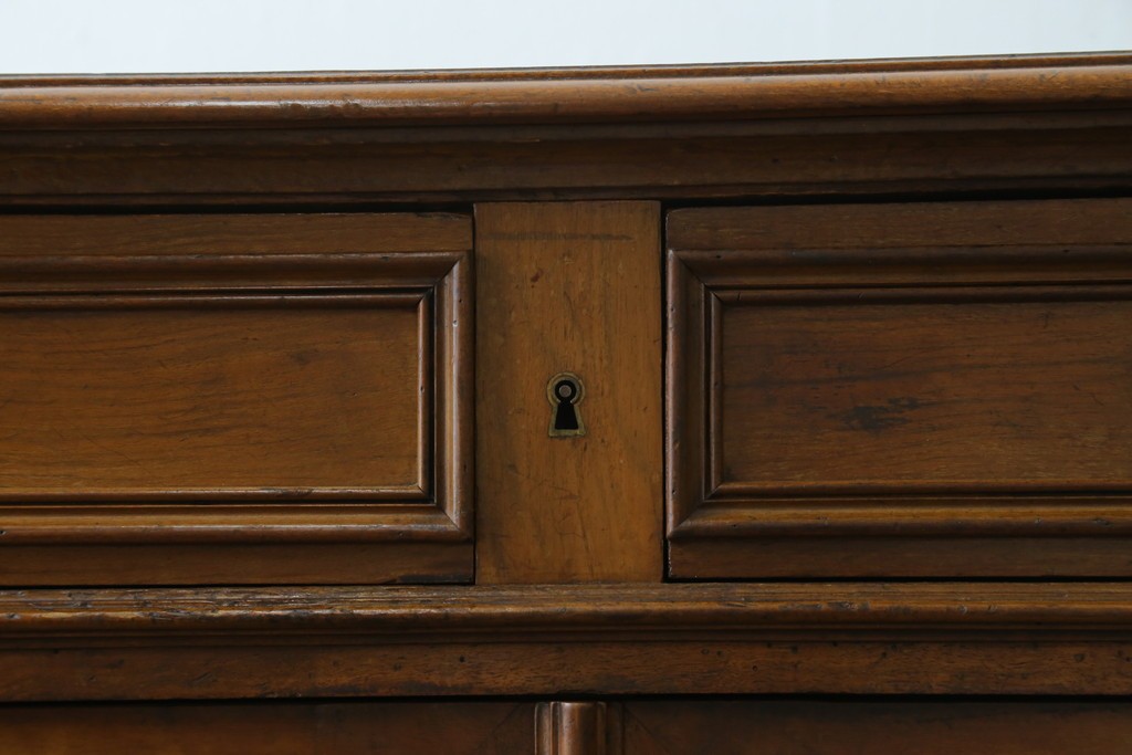 フランスアンティーク　クラシカルなレリーフが目を引くサイドボード　(R-036994)