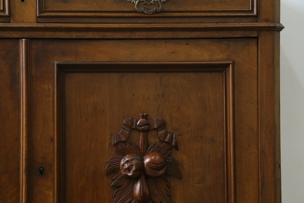 フランスアンティーク　クラシカルなレリーフが目を引くサイドボード　(R-036994)