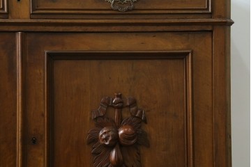 フランスアンティーク　クラシカルなレリーフが目を引くサイドボード　(R-036994)