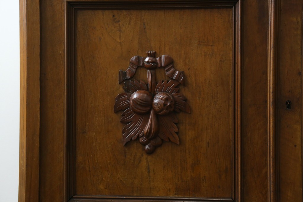 フランスアンティーク　クラシカルなレリーフが目を引くサイドボード　(R-036994)