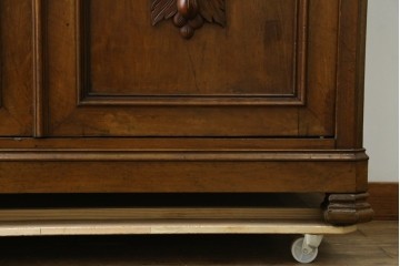 フランスアンティーク　クラシカルなレリーフが目を引くサイドボード　(R-036994)