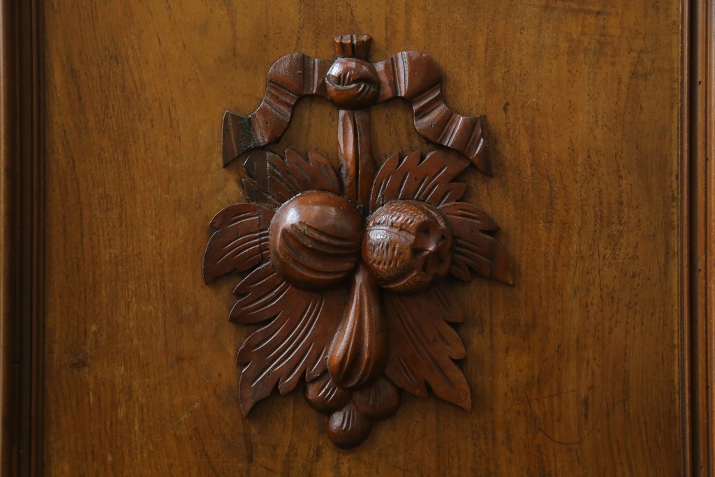 フランスアンティーク　クラシカルなレリーフが目を引くサイドボード　(R-036994)