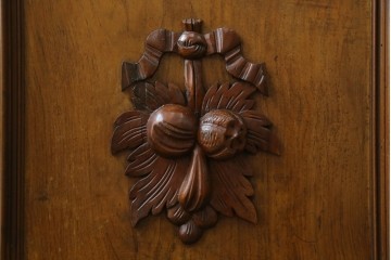 フランスアンティーク　クラシカルなレリーフが目を引くサイドボード　(R-036994)