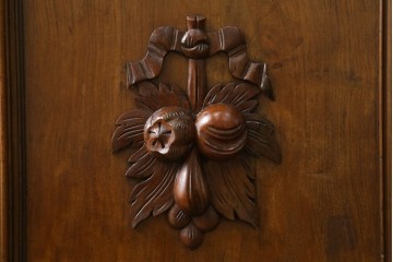 フランスアンティーク　クラシカルなレリーフが目を引くサイドボード　(R-036994)