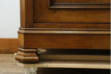 フランスアンティーク　クラシカルなレリーフが目を引くサイドボード　(R-036994)