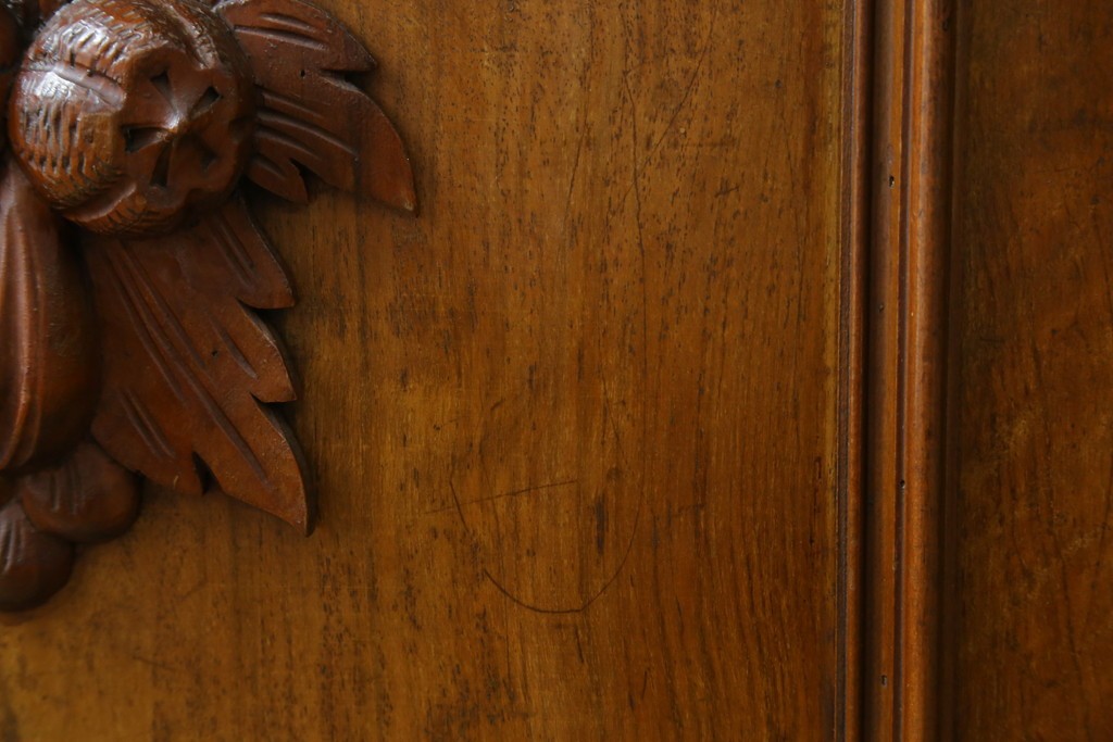 フランスアンティーク　クラシカルなレリーフが目を引くサイドボード　(R-036994)