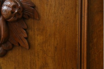 フランスアンティーク　クラシカルなレリーフが目を引くサイドボード　(R-036994)