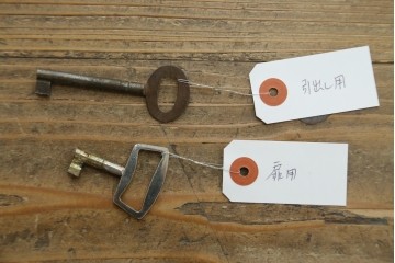 フランスアンティーク　クラシカルなレリーフが目を引くサイドボード　(R-036994)