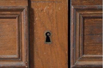 フランスアンティーク　クラシカルなレリーフが目を引くサイドボード(収納棚、飾り棚、戸棚、サイドキャビネット)(R-036994)