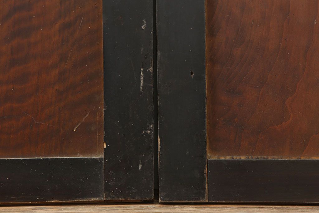 アンティーク建具　黒い木枠がモダンな板戸4枚セット(帯戸、引き戸)(R-037007)