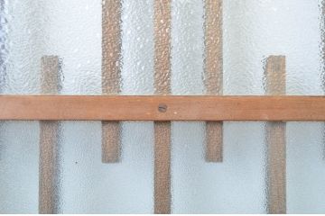 アンティーク建具　レトロ　腰板ケヤキ材　和を感じるデザインのガラス戸2枚セット(玄関戸、引き戸)(R-037031)