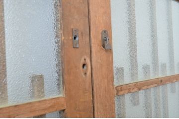 アンティーク建具　レトロ　腰板ケヤキ材　和を感じるデザインのガラス戸2枚セット(玄関戸、引き戸)(R-037031)